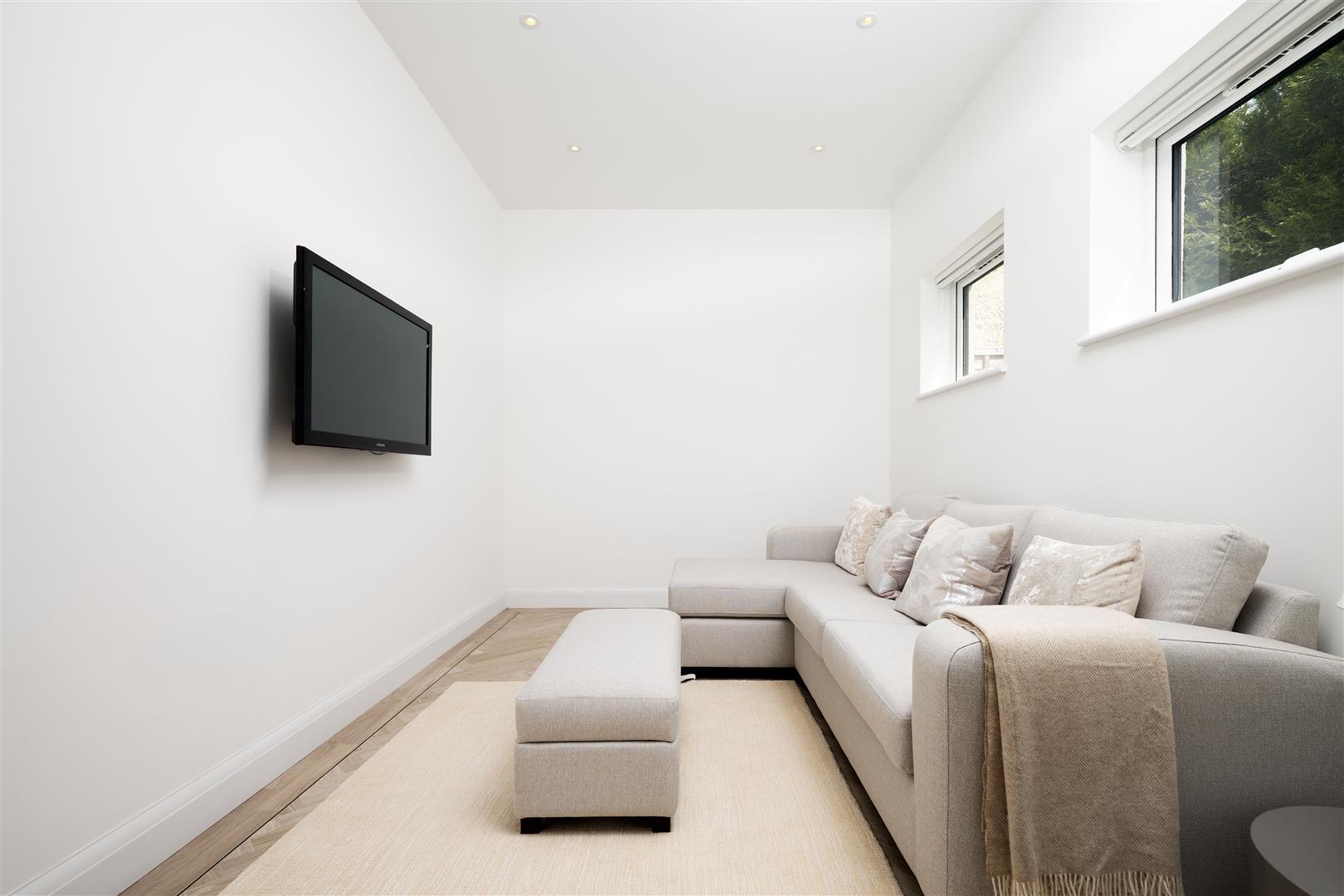 4 bed property in The Broadway, London